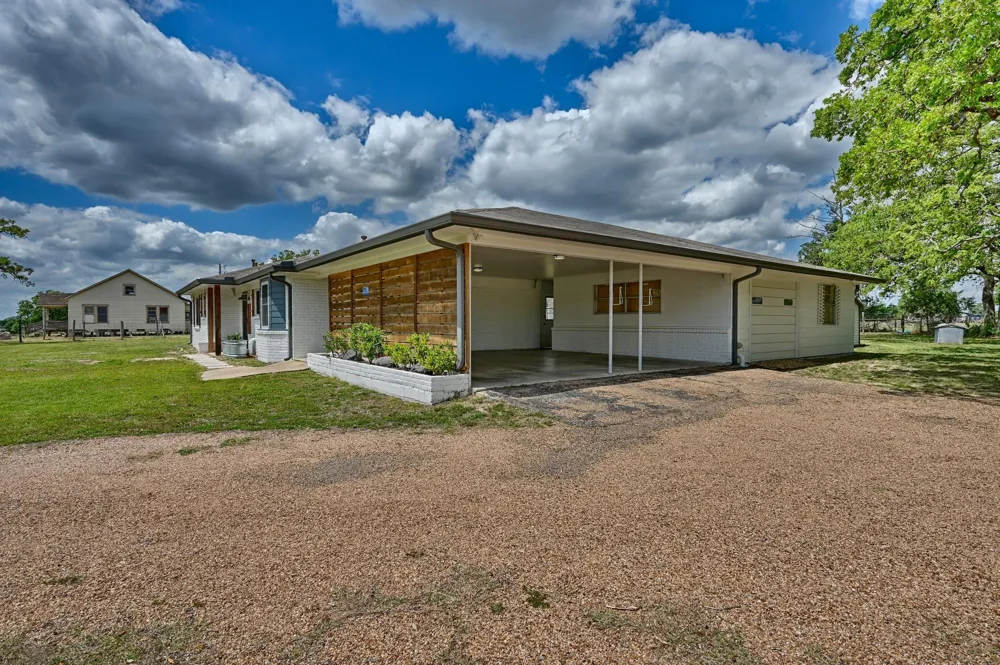 1620 W Us Highway 290 Carmine, TX 78932
