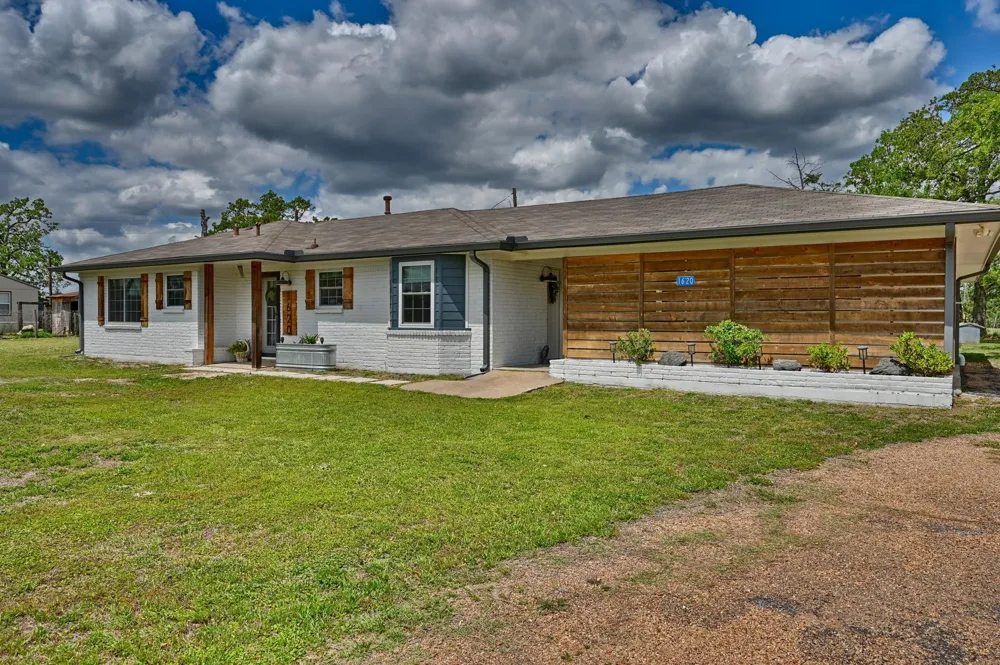 1620 W Us Highway 290 Carmine, TX 78932