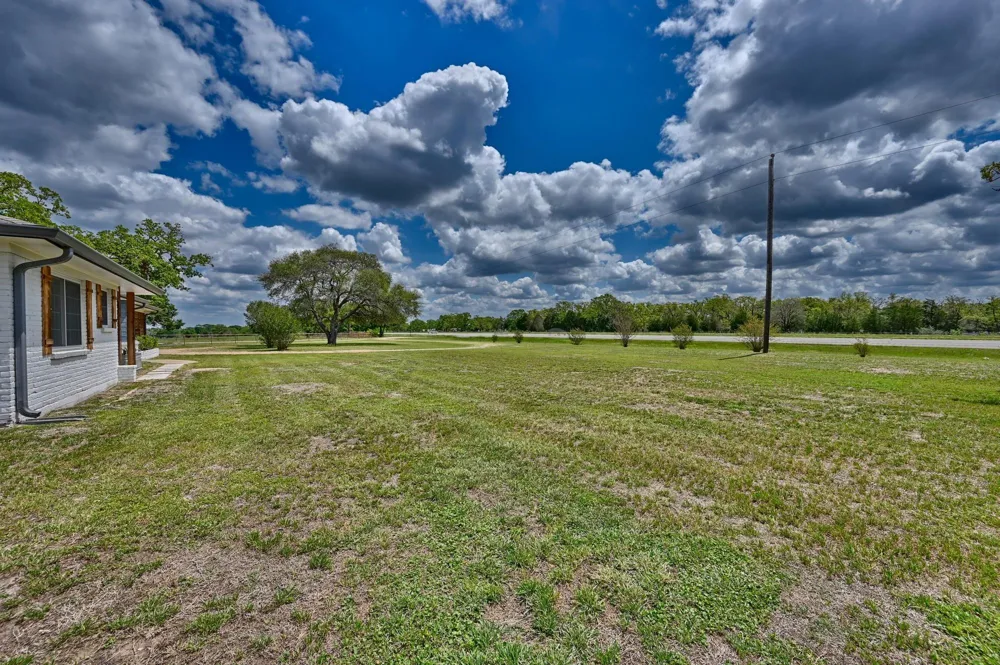 1620 W Us Highway 290 Carmine, TX 78932