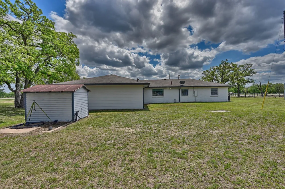 1620 W Us Highway 290 Carmine, TX 78932