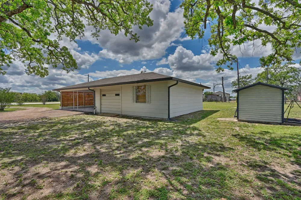 1620 W Us Highway 290 Carmine, TX 78932