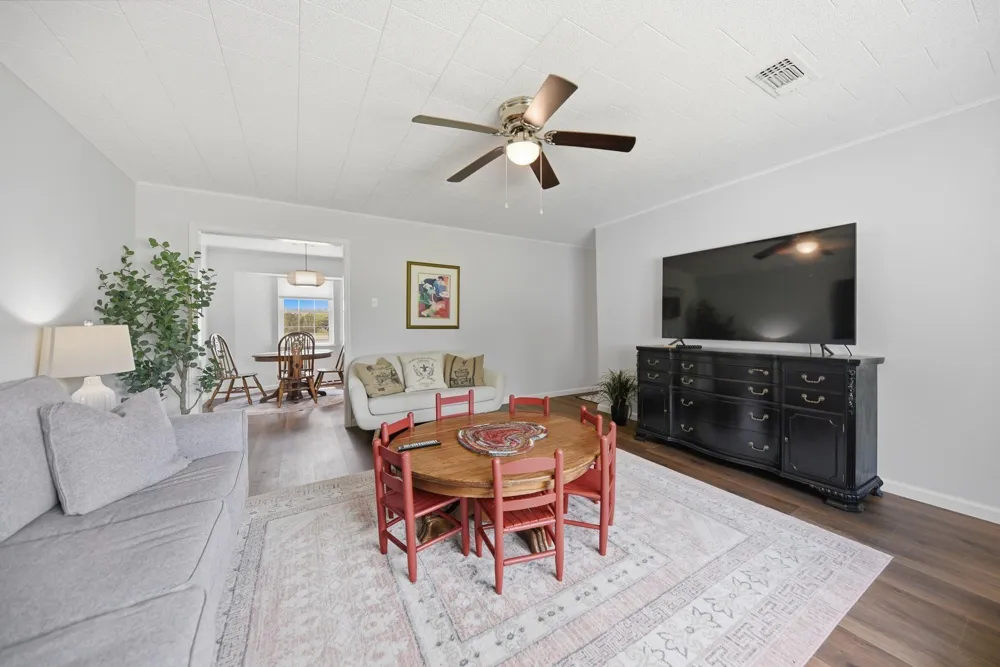 1620 W Us Highway 290 Carmine, TX 78932