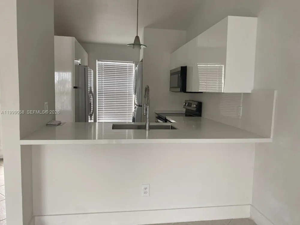 219 SE 8th St #601 Hallandale Beach, FL 33009