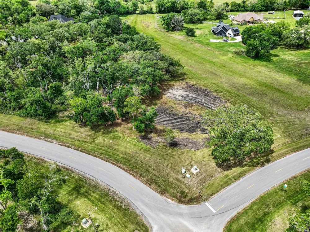 375 Thousand Oaks Drive Angleton, TX 77515