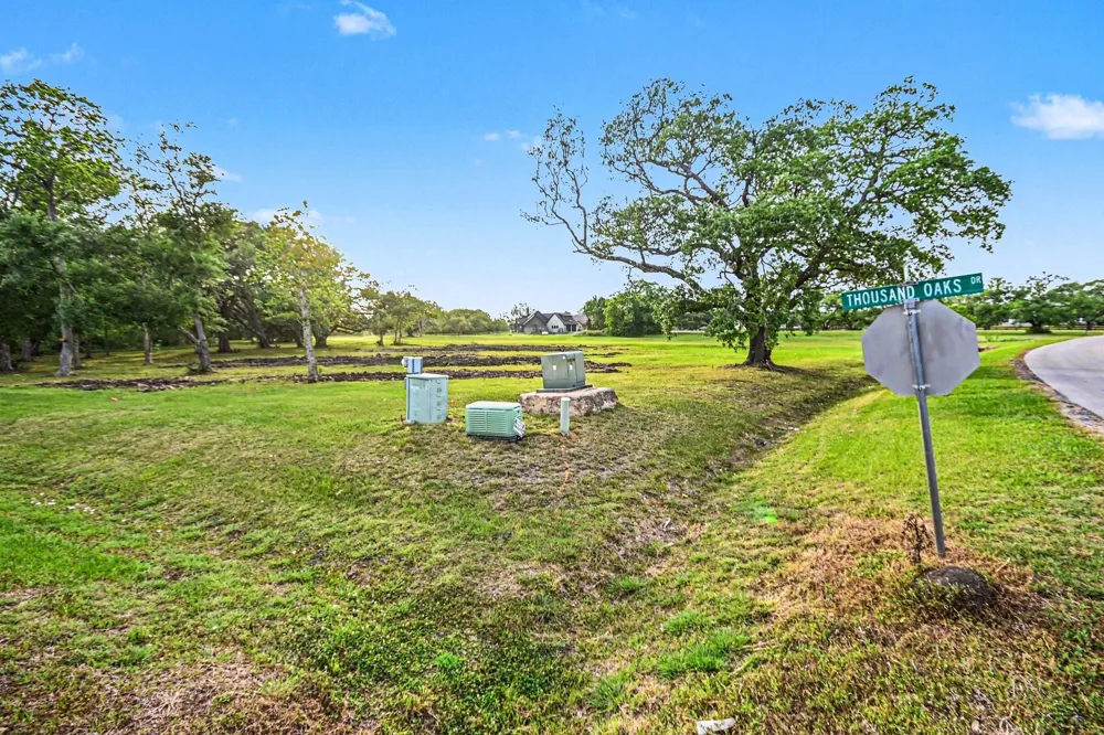 375 Thousand Oaks Drive Angleton, TX 77515