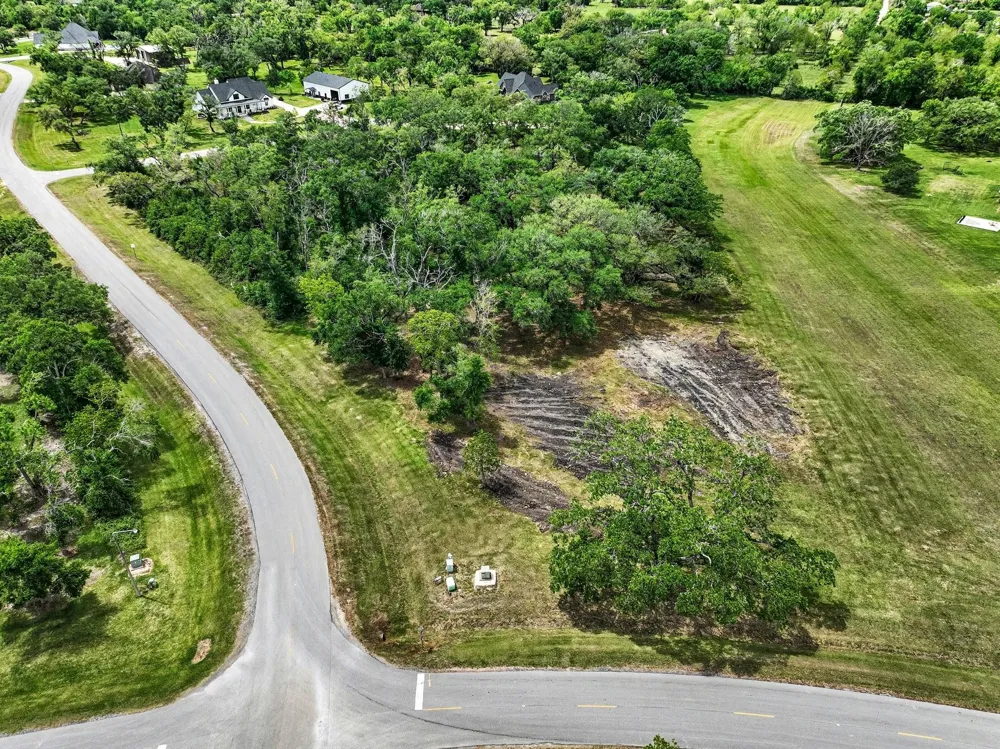 375 Thousand Oaks Drive Angleton, TX 77515