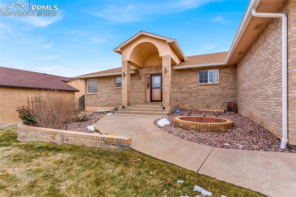 8 Pasadena Drive Pueblo, CO 81005