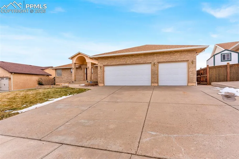 8 Pasadena Drive Pueblo, CO 81005