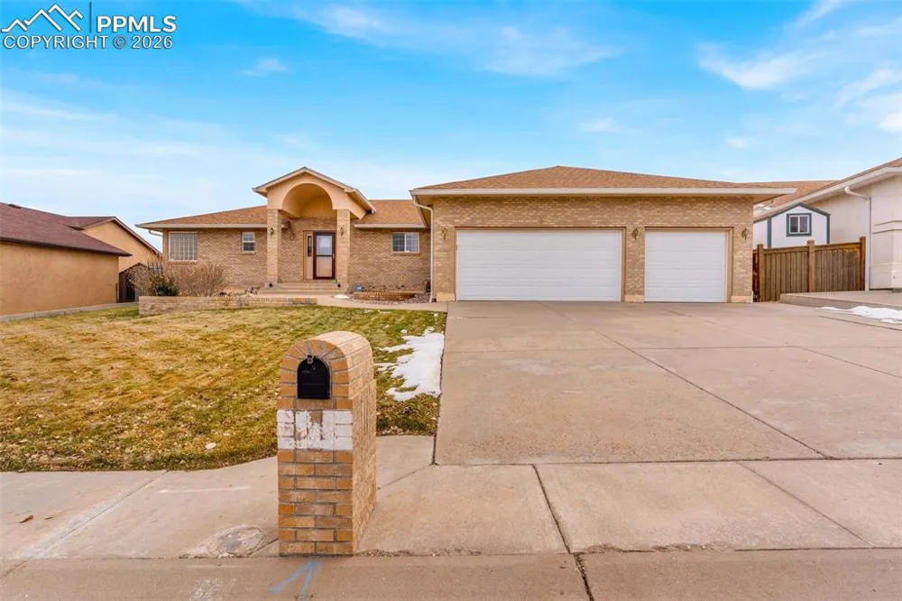 8 Pasadena Drive Pueblo, CO 81005
