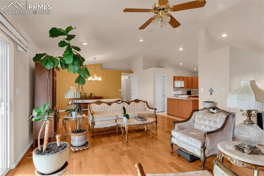 8 Pasadena Drive Pueblo, CO 81005