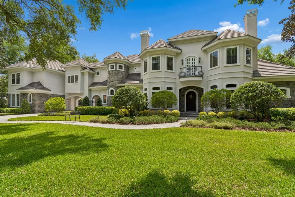 702 BERROCALES DE AVILA Tampa, FL 33613