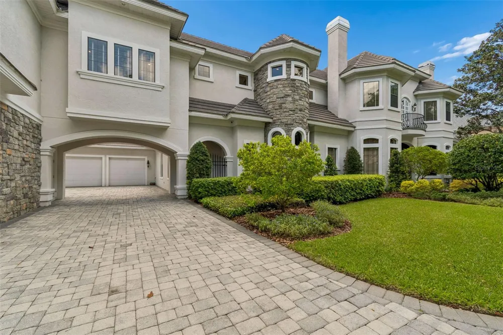 702 BERROCALES DE AVILA Tampa, FL 33613