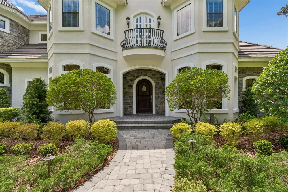 702 BERROCALES DE AVILA Tampa, FL 33613