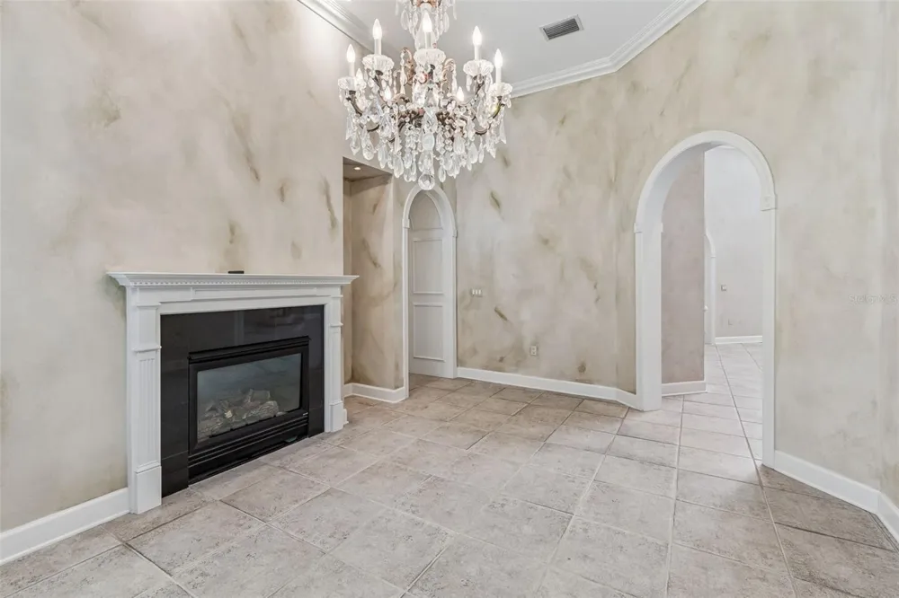 702 BERROCALES DE AVILA Tampa, FL 33613