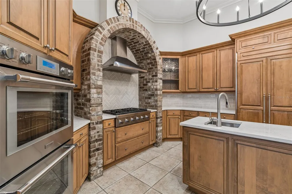 702 BERROCALES DE AVILA Tampa, FL 33613