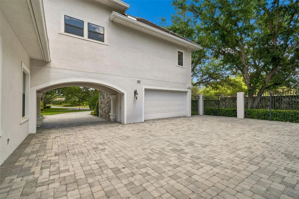 702 BERROCALES DE AVILA Tampa, FL 33613