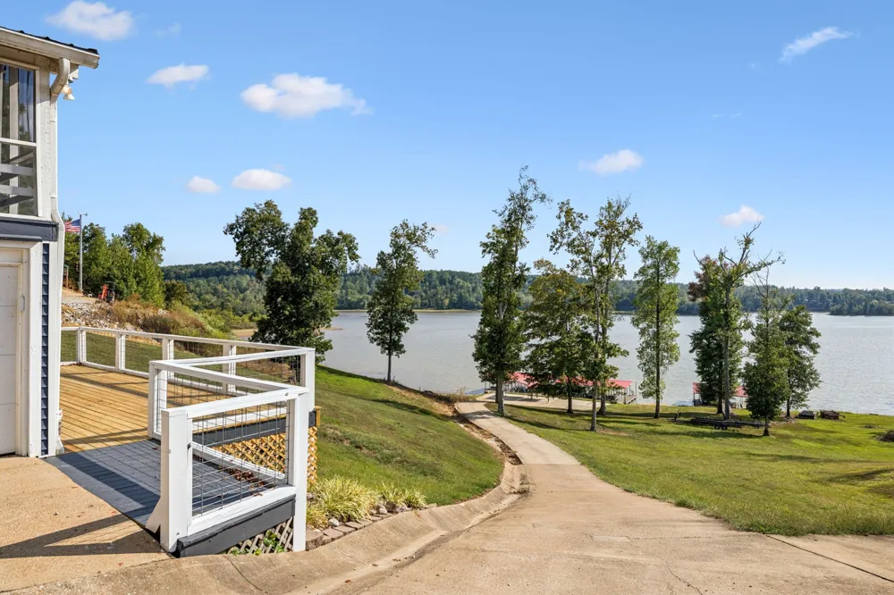824 Driftwood Dr Lobelville, TN 37097