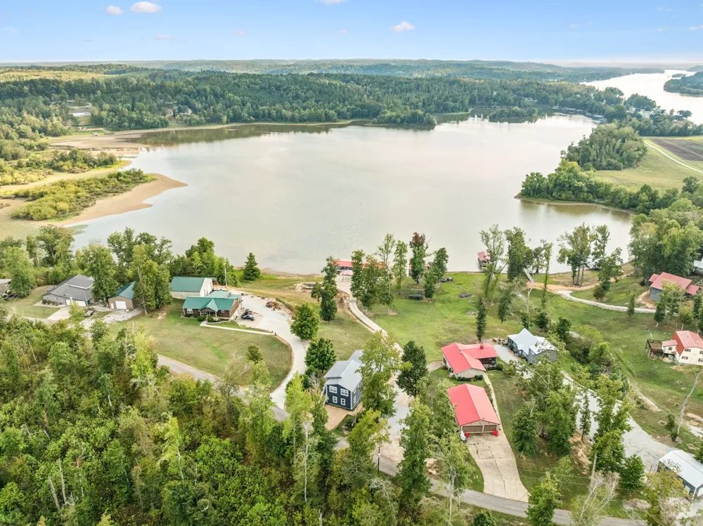 824 Driftwood Dr Lobelville, TN 37097
