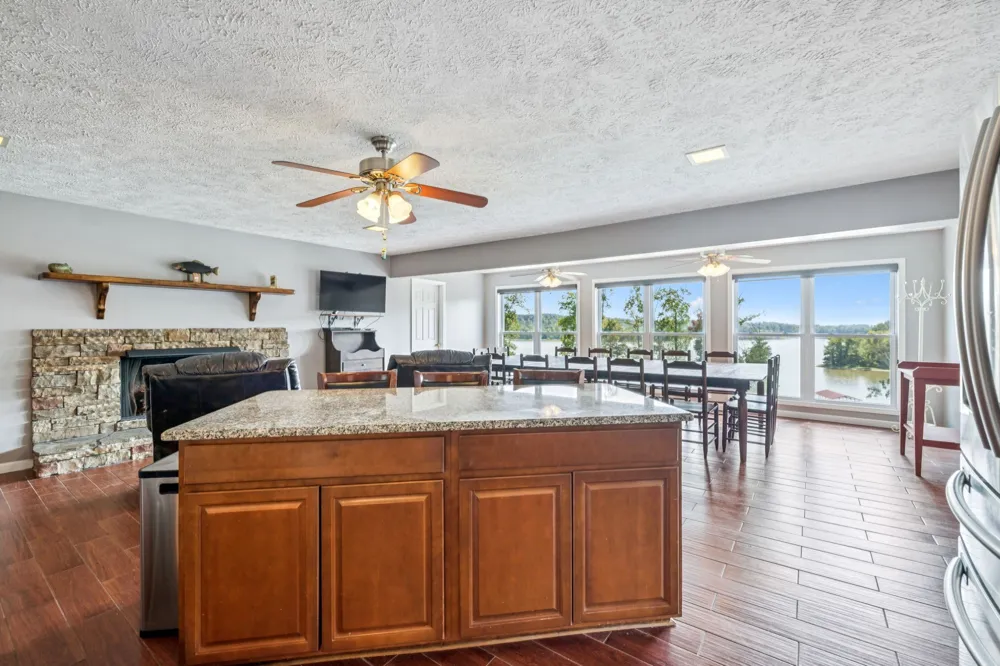 824 Driftwood Dr Lobelville, TN 37097