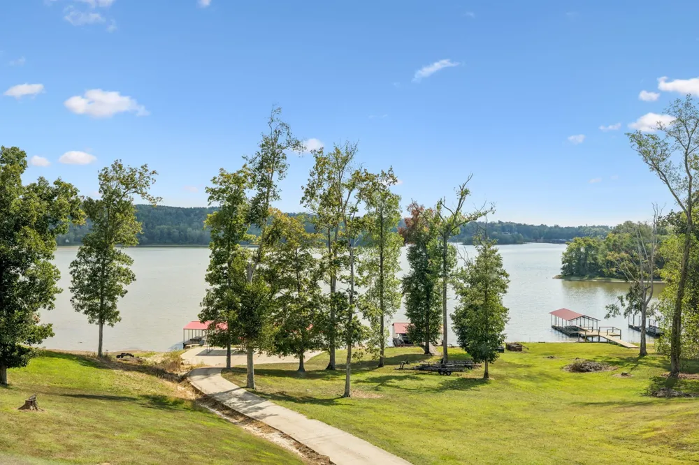824 Driftwood Dr Lobelville, TN 37097