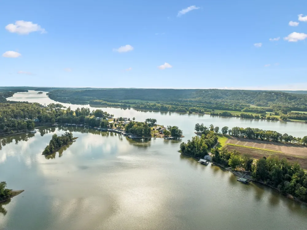 824 Driftwood Dr Lobelville, TN 37097