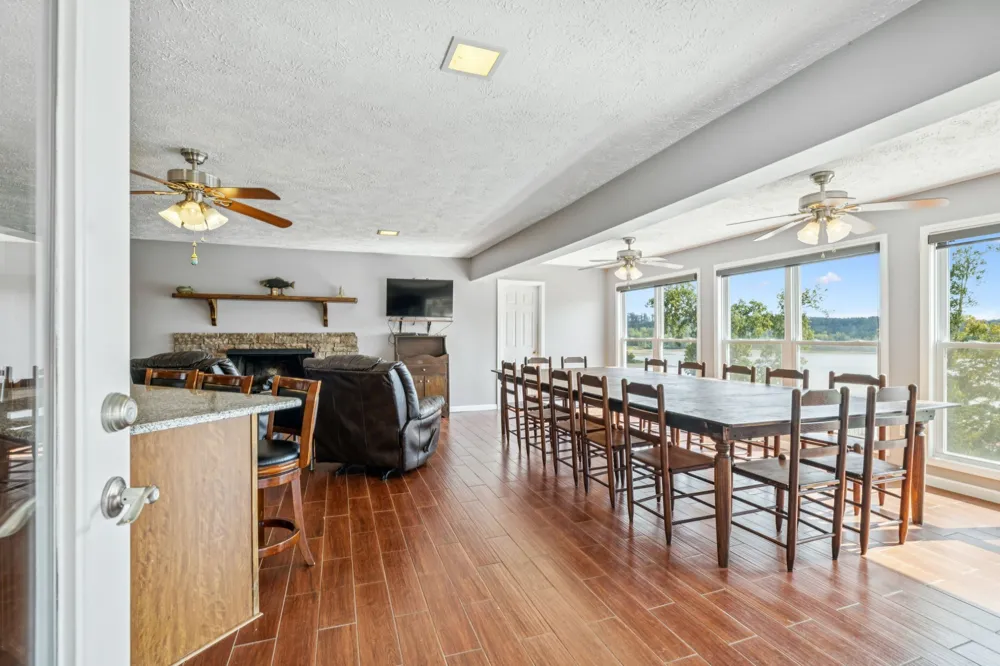 824 Driftwood Dr Lobelville, TN 37097