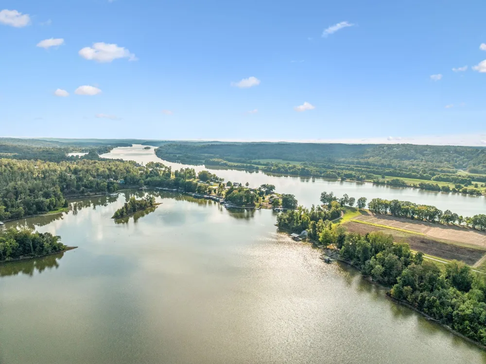 824 Driftwood Dr Lobelville, TN 37097