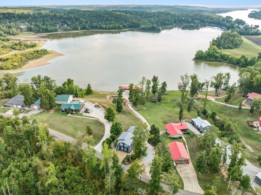 824 Driftwood Dr Lobelville, TN 37097