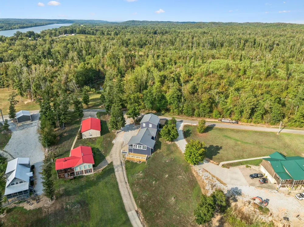 824 Driftwood Dr Lobelville, TN 37097