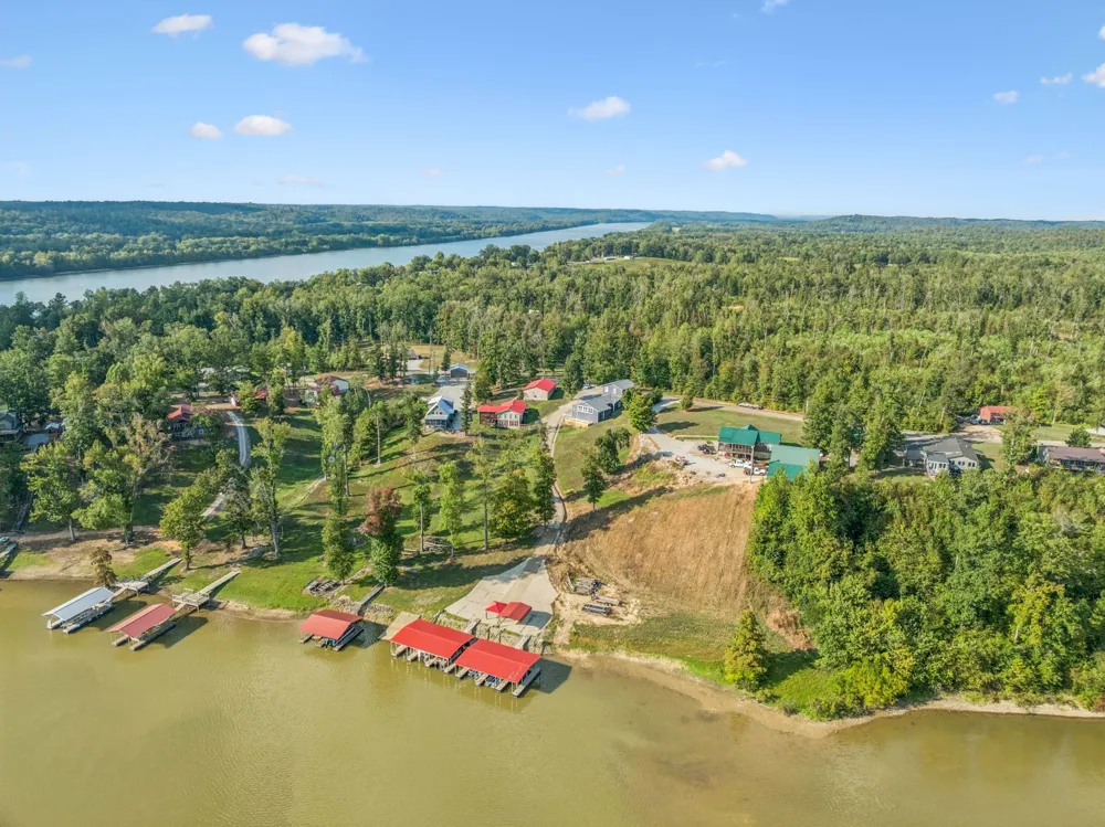 824 Driftwood Dr Lobelville, TN 37097