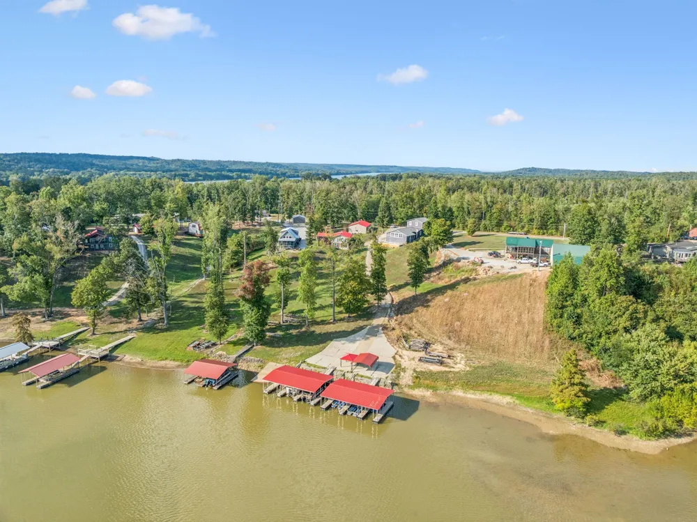 824 Driftwood Dr Lobelville, TN 37097