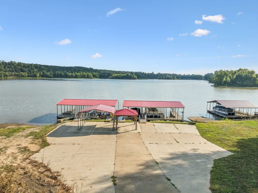 824 Driftwood Dr Lobelville, TN 37097