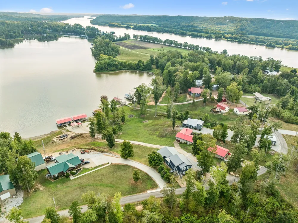 824 Driftwood Dr Lobelville, TN 37097
