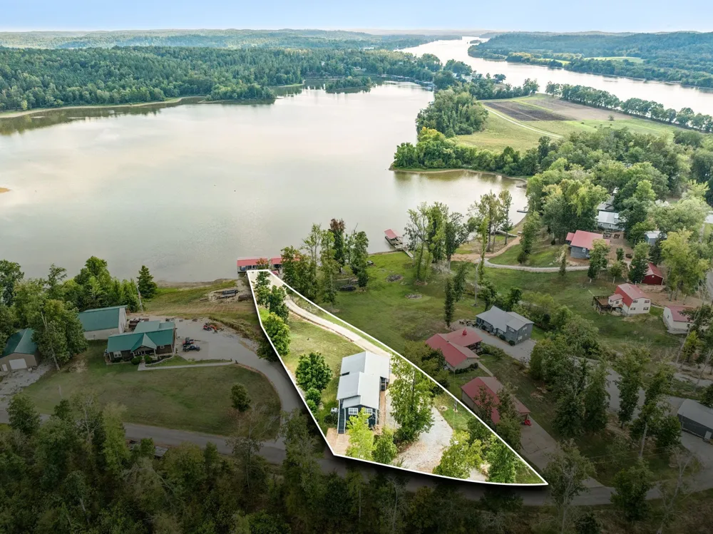 824 Driftwood Dr Lobelville, TN 37097