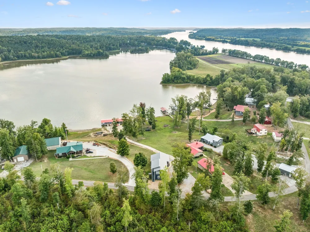824 Driftwood Dr Lobelville, TN 37097
