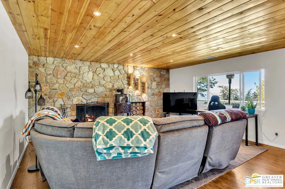 23971 Skyview Drive Idyllwild, CA 92549