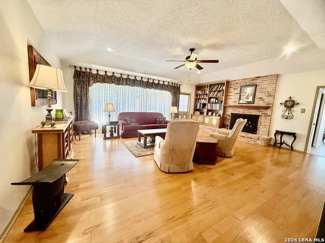 228 Sagecrest Hollywood Park, TX 78232