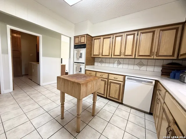 228 Sagecrest Hollywood Park, TX 78232