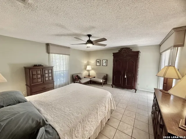 228 Sagecrest Hollywood Park, TX 78232