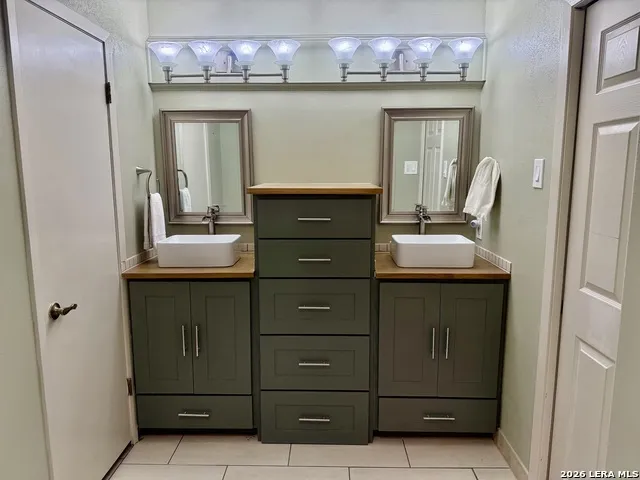 228 Sagecrest Hollywood Park, TX 78232