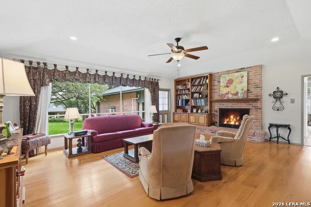 228 Sagecrest Hollywood Park, TX 78232