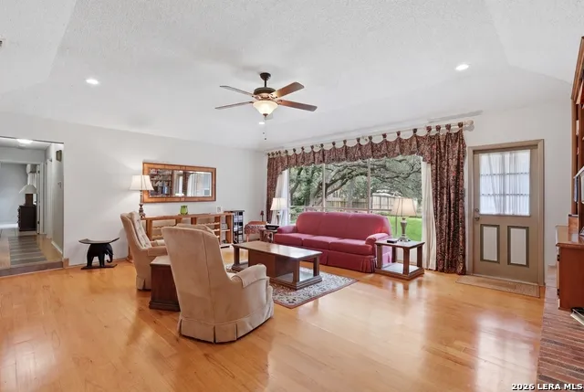 228 Sagecrest Hollywood Park, TX 78232