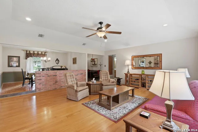 228 Sagecrest Hollywood Park, TX 78232