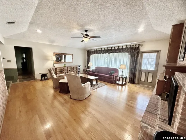 228 Sagecrest Hollywood Park, TX 78232