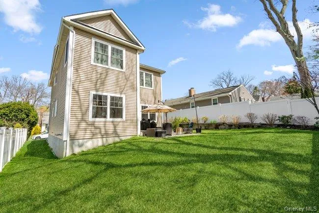 4 Knollwood Avenue Bayville, NY 11709