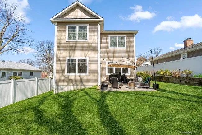 4 Knollwood Avenue Bayville, NY 11709