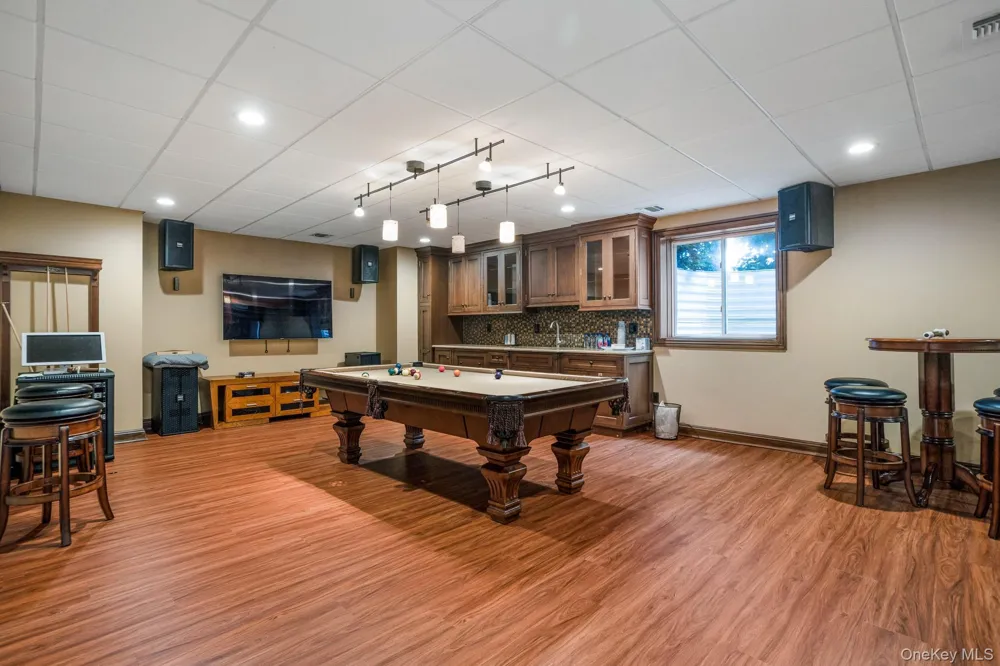 9 Earle Drive Muttontown, NY 11791