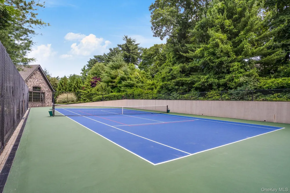 9 Earle Drive Muttontown, NY 11791