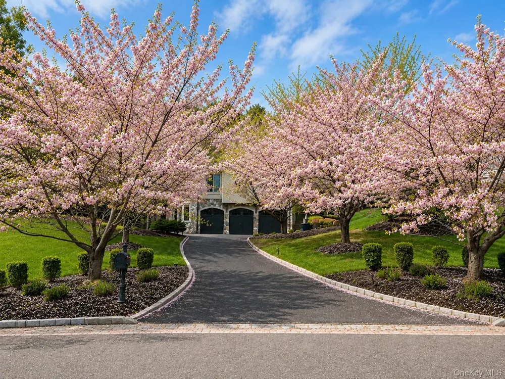 9 Earle Drive Muttontown, NY 11791