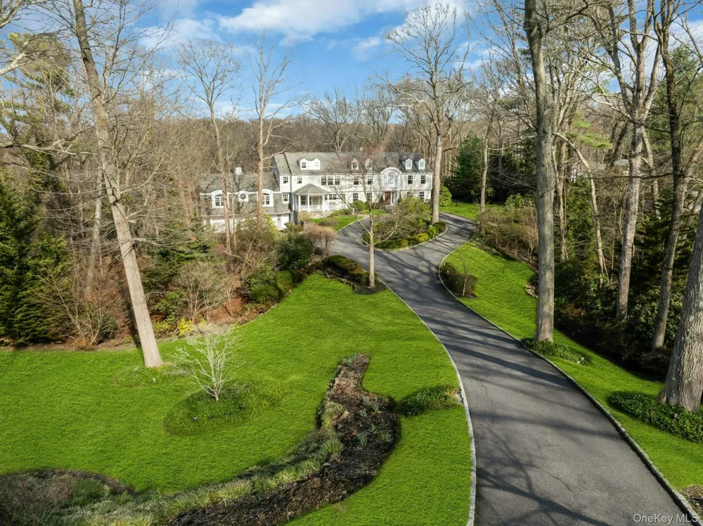 10 Redmond Lane Oyster Bay, NY 11771